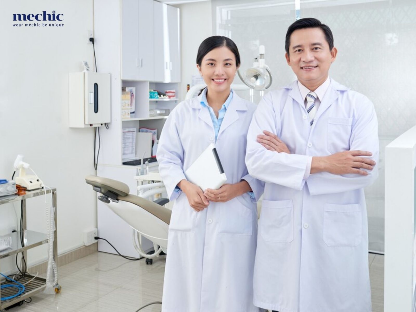 Bảo quản trang phục y tế đúng cách không chỉ duy trì vệ sinh và kéo dài tuổi thọ mà còn đảm bảo an toàn, chuyên nghiệp và tuân thủ quy định trong môi trường y tế.