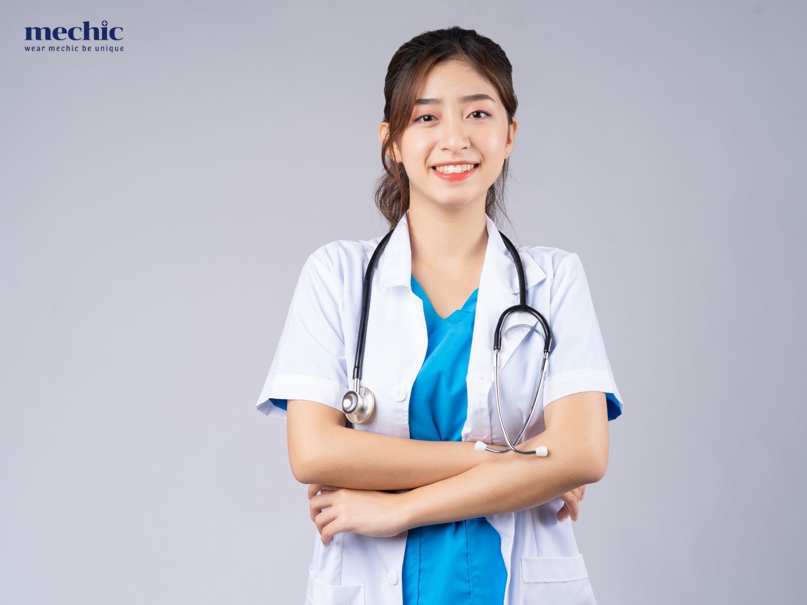Đồng phục bác sĩ với màu trắng đặc trưng, kiểu dáng blouse chuyên nghiệp và chất liệu thoáng mát, đảm bảo sự thoải mái và vệ sinh trong môi trường y tế.