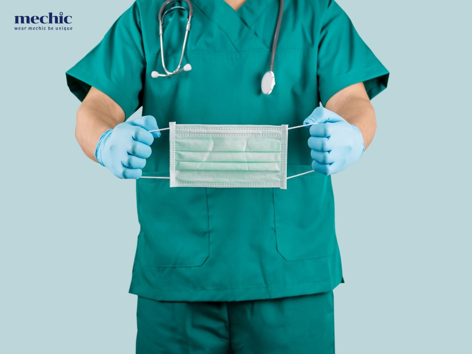 Đồng phục phẫu thuật với màu xanh đặc trưng, thiết kế rộng rãi, chất liệu kháng khuẩn và phụ kiện đi kèm giúp đảm bảo vô trùng tuyệt đối trong phòng mổ.
