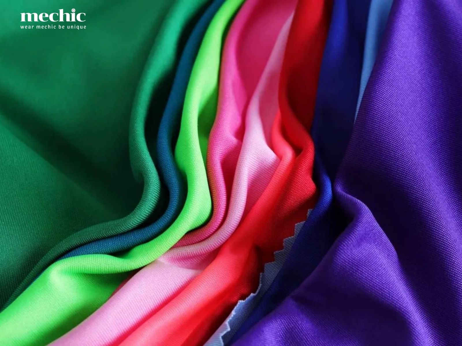 Vải Polyester được tạo ra từ quá trình tổng hợp hóa học giữa các hợp chất nhựa, mang đến một chất liệu có độ bền cao và dễ chăm sóc