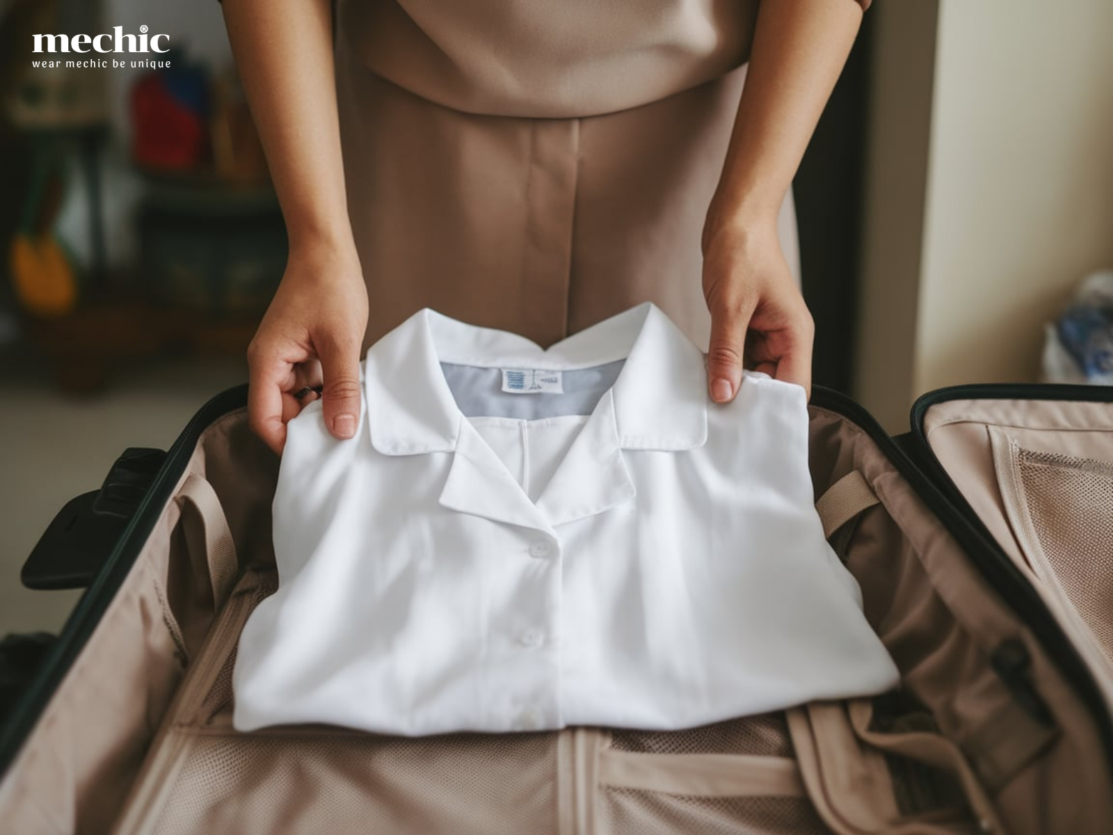Gấp blouse trong vali là phương pháp phổ biến khi cần đem theo trong mọi dịp công tác