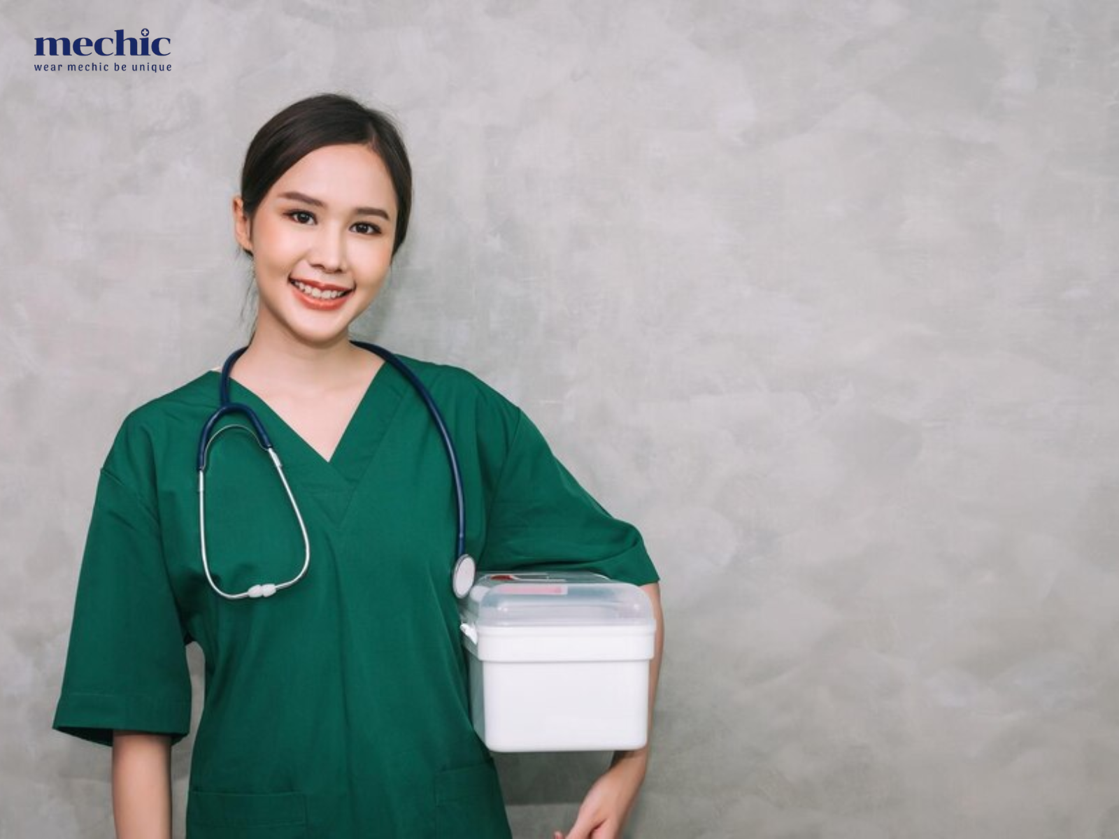 Màu xanh lá trên áo blouse y tế mang đến cảm giác bình yên, tượng trưng cho sự chăm sóc và hy vọng trong môi trường bệnh viện.
