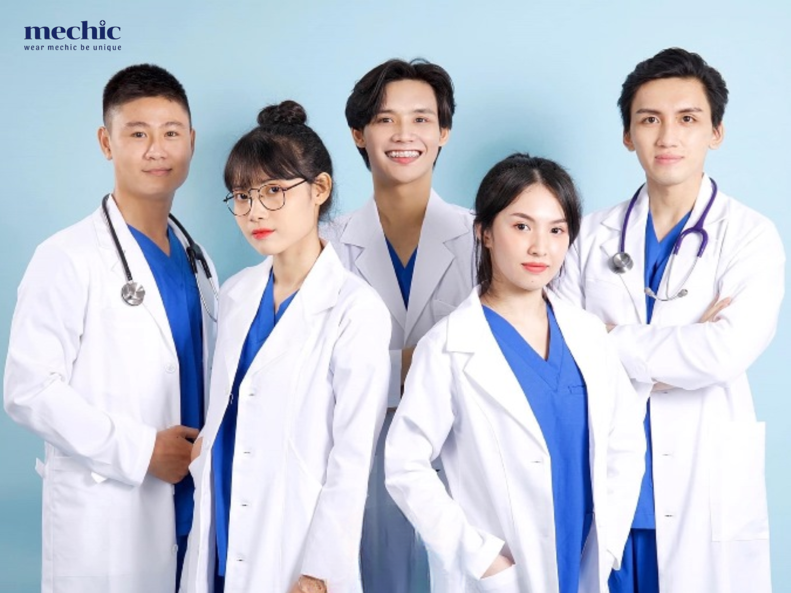 Đồng phục y tế không chỉ thể hiện tính chuyên nghiệp mà còn đảm bảo an toàn, với thiết kế và màu sắc được quy định chặt chẽ theo tiêu chuẩn ngành.