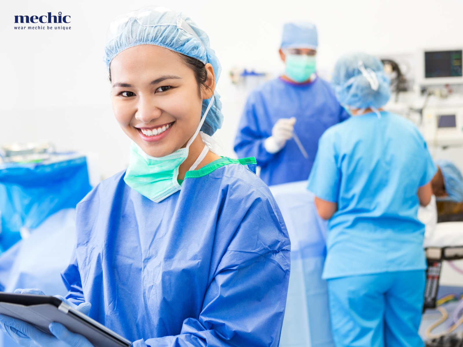 Đồng phục phòng mổ màu xanh nhạt hoặc xanh lam, thiết kế chuyên biệt để đảm bảo vô trùng và hỗ trợ bác sĩ tập trung trong phẫu thuật.