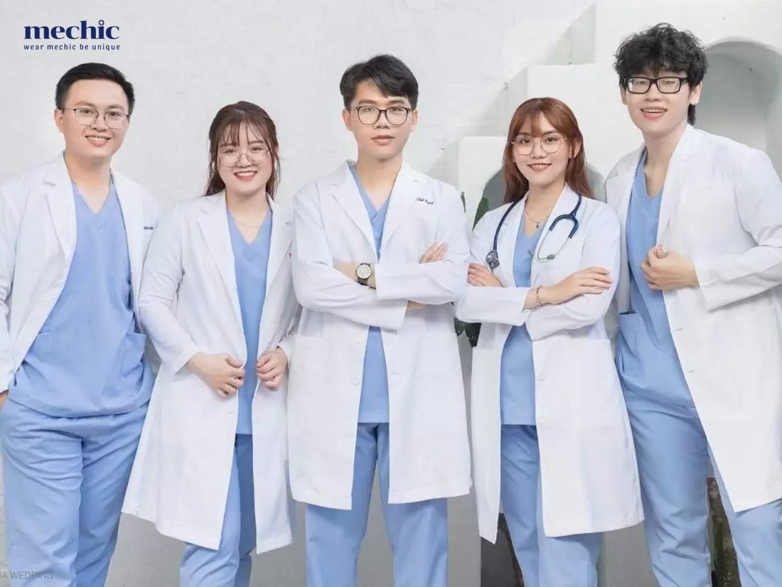 Kiểu dáng, kích thước, màu sắc và họa tiết là các yếu tố quyết định blouse đúng chuẩn